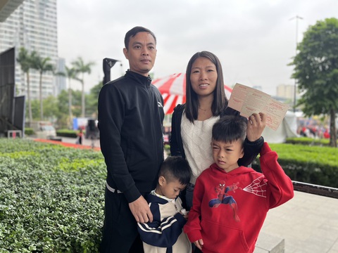 Sinh viên người Đức bất ngờ vì ‘sở thích’ hiến máu của bạn trẻ Việt Nam- Ảnh 3. Gia đình chị Yến có mặt tại ngày hội từ sớm để tham gia hiến máu - Ảnh: THU HIẾU