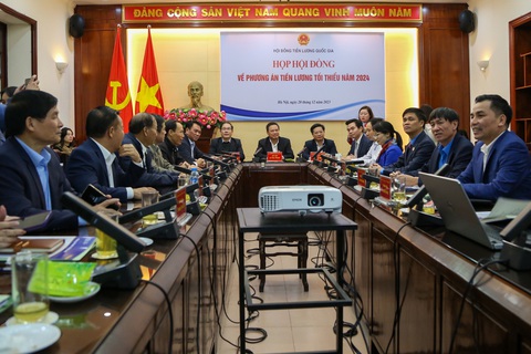 Thứ trưởng Bộ Lao động - Thương binh và Xã hội Lê Văn Thanh thông báo tăng lương tối thiểu vùng 6% - ẢNH: HÀ QUÂN Thứ trưởng Bộ Lao động - Thương binh và Xã hội Lê Văn Thanh thông báo tăng lương tối thiểu vùng 6% - Ảnh: HÀ QUÂN