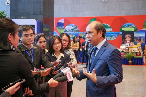 Huy động nguồn lực bên ngoài để phát triển đất nước- Ảnh 6. Đại sứ Việt Nam tại Mỹ Nguyễn Quốc Dũng trao đổi với báo chí - Ảnh: DUY LINH