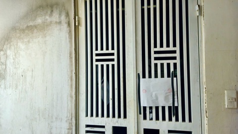 Vụ cháy tại Mường Thanh Viễn Triều: Cư dân than khổ trong căn hộ du lịch gắn mác chung cư- Ảnh 4. Căn hộ nơi xảy ra hỏa hoạn được công an niêm phong - Ảnh: MINH CHIẾN