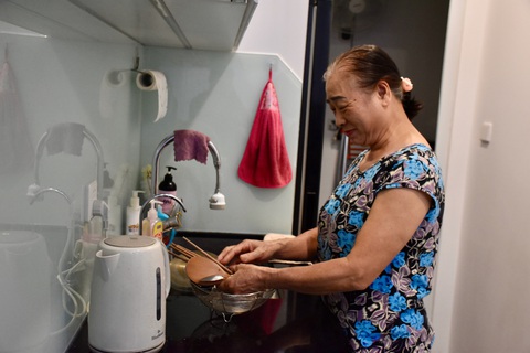 Vụ cháy tại Mường Thanh Viễn Triều: Cư dân than khổ trong căn hộ du lịch gắn mác chung cư- Ảnh 2. Bà Thoa vẫn chưa hết lo lắng cho tài sản và tính mạng gia đình sau vụ cháy - Ảnh: MINH CHIẾN