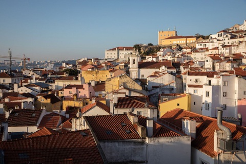 Các tòa nhà dân cư ở Lisbon, Bồ Đào Nha. - Ảnh: BLOOMBERG Các tòa nhà dân cư ở Lisbon, Bồ Đào Nha - Ảnh: BLOOMBERG