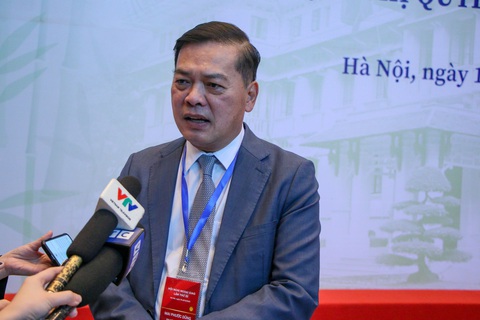 Huy động nguồn lực bên ngoài để phát triển đất nước- Ảnh 8. Đại sứ Việt Nam tại Singapore Mai Phước Dũng trả lời báo chí bên lề Hội nghị Ngoại giao thứ 32 - Ảnh: DUY LINH