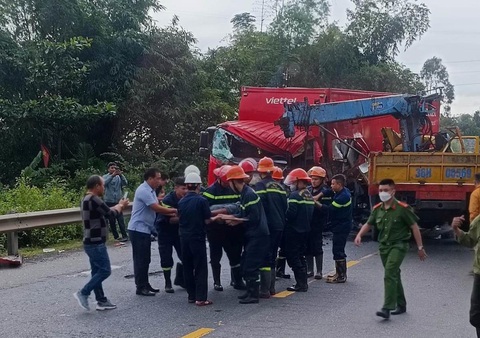 Tai nạn giữa xe cẩu và xe chở hàng trên đường tránh Nam Hải Vân- Ảnh 2. Lực lượng chức năng ứng cứu tài xế mắc kẹt trong cabin sau tai nạn - Ảnh: H.B.