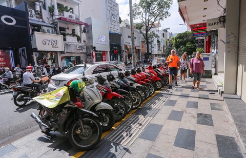10 ngày nữa, TP.HCM sẽ thu phí sử dụng vỉa hè- Ảnh 1. Xe máy xếp gọn gàng trên vỉa hè đường Nguyễn Trãi (quận 1, TP.HCM) ghi nhận ngày 18-12 - Ảnh: CHÂU TUẤN.