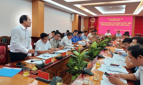Khánh Hòa kiểm tra lại việc Đoàn luật sư tỉnh không có trong danh sách 'hội đặc thù'- Ảnh 1. Luật sư Phan Bạch Mai (bìa trái) - phó chủ nhiệm Đoàn luật sư tỉnh Khánh Hòa - tham gia cùng lãnh đạo Đoàn đại biểu Quốc hội tỉnh tiếp công dân khiếu kiện ở Khánh Hòa (6-2023) - Ảnh: PHAN SÔNG NGÂN