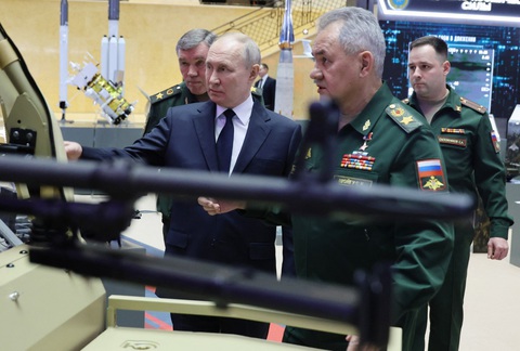 Tổng thống Nga Vladimir Putin và Bộ trưởng Quốc phòng Sergei Shoigu tham quan một cuộc triển lãm thiết bị quân sự ở Matxcơva vào ngày 19-12 - Ảnh: AFP Tổng thống Nga Vladimir Putin và Bộ trưởng Quốc phòng Sergei Shoigu tham quan một cuộc triển lãm thiết bị quân sự ở Matxcơva vào ngày 19-12 - Ảnh: AFP