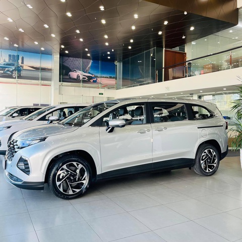 So với &quot;người cùng nhà&quot; đồng thời cũng là đối thủ nặng ký, Hyundai Custin được vuốt cong mềm mại hơn. Cụm đèn chiếu sáng chính LED nối liền lưới tản nhiệt. Đèn hậu LED vắt ngang cửa cốp xe. Phía sau không dùng logo Hyundai, mà xếp chữ HYUNDAI tương tự xe Genesis. Phiên bản tiêu chuẩn dùng mâm 17 inch, còn bản cao cấp dùng mâm 18 inch - Ảnh: Đại lý Hyundai/Facebook