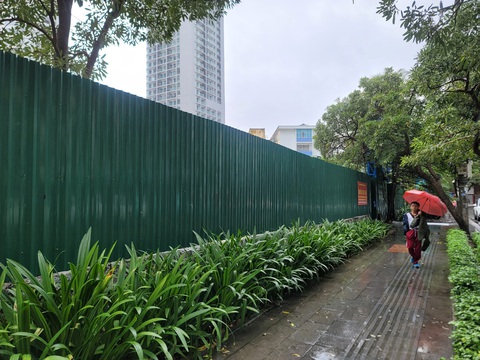 Dự án Trung tâm hội nghị - tiệc cưới và nhà khách cán bộ công nhân viên Sabeco ở khu đất số 02 đường Hoàng Hoa Thám, TP Nha Trang được quây tôn kín mít nhiều năm - Ảnh: TRẦN HƯỚNG