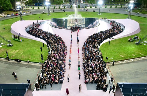 Sân khấu ELLE Fashion Show được thiết kế độc đáo trong khuôn viên di tích lịch sử Dinh Độc Lập - Ảnh: T.T.D. Sân khấu ELLE Fashion Show được thiết kế độc đáo trong khuôn viên di tích lịch sử Dinh Độc Lập - Ảnh: T.T.D.