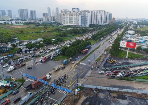 Nút giao An Phú: Yêu cầu dỡ rào chắn khu vực chưa thi công- Ảnh 1. Nút giao An Phú (TP Thủ Đức) ghi nhận vào tháng 11 vừa qua - Ảnh: CHÂU TUẤN