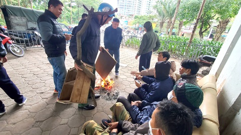 Mang theo củi sưởi ấm để ngóng việc ở “chợ người” - Ảnh: TÂM LÊ Mang theo củi sưởi ấm để ngóng việc ở “chợ người” - Ảnh: TÂM LÊ