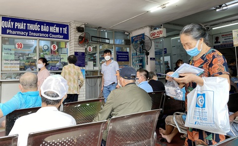 Người bệnh chờ nhận thuốc BHYT tại một bệnh viện ở TP.HCM - Ảnh: X.MAI Người bệnh chờ nhận thuốc bảo hiểm y tế tại một bệnh viện ở TP.HCM - Ảnh: X.MAI