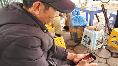 Ông Đoàn Bá Hải ngồi một góc gọi điện hỏi tình hình con gái Ông Đoàn Bá Hải ngồi một góc gọi điện hỏi tình hình con gái