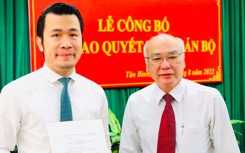 Điều động ông Trương Tấn Sơn từ TP.HCM về Tỉnh ủy Long An theo quy trình nào?- Ảnh 1. Ông Trương Tấn Sơn (bên trái) khi nhận quyết định giữ chức ủy viên Ban Thường vụ Quận ủy quận Tân Bình ngày 4-8-2022 - Ảnh: Thành ủy TP.HCM