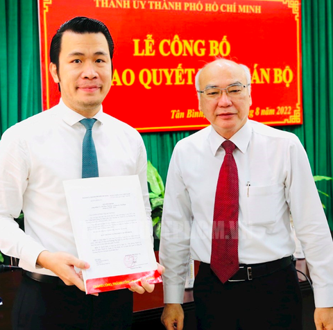 Phó chủ tịch quận Tân Bình Trương Tấn Sơn nhận công tác tại Tỉnh ủy Long An- Ảnh 1. Ông Trương Tấn Sơn (bên trái) khi nhận quyết định giữ chức ủy viên Ban Thường vụ Quận ủy quận Tân Bình ngày 4-8-2022 - Ảnh: Thành ủy TP.HCM