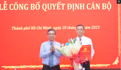 Phó chánh Văn phòng Thành ủy TP.HCM làm phó bí thư thường trực Quận ủy quận 5- Ảnh 1. Phó bí thư Thành ủy TP.HCM Nguyễn Phước Lộc trao quyết định cho ông Cao Sơn Yên (bên phải) - Ảnh: THÀNH ỦY TP.HCM