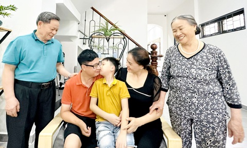Nhờ được bảo hiểm chi trả, anh Hợi dần hồi phục sau vụ tai nạn, gia đình nhỏ có tiếng cười trở lại - Ảnh: BÔNG MAI Nhờ được bảo hiểm chi trả, anh Hợi dần hồi phục sau vụ tai nạn, gia đình nhỏ có tiếng cười trở lại - Ảnh: BÔNG MAI