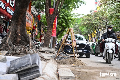 Mùa mua sắm cuối năm, tiểu thương Hà Nội ngán ngẩm vì vỉa hè bị đào xới- Ảnh 1. Một đoạn vỉa hè đang được sửa - Ảnh: HỒNG QUANG