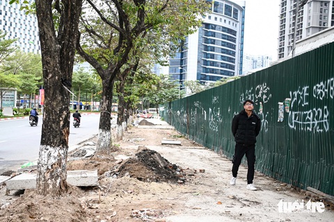 Mùa mua sắm cuối năm, tiểu thương Hà Nội ngán ngẩm vì vỉa hè bị đào xới- Ảnh 6. Đường Trần Thái Tông (quận Cầu Giấy) vỉa hè bị đào xới nhiều tuần qua nhưng vẫn vắng bóng công nhân thi công hoàn thiện - Ảnh: HỒNG QUANG