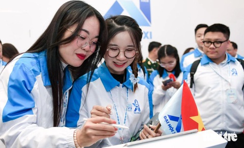 Đại biểu cùng chia sẻ thông điệp, kỳ vọng gửi đại hội trên "bức tường lưu niệm số" - Ảnh: NAM TRẦN Đại biểu chia sẻ thông điệp, kỳ vọng gửi đại hội trên "bức tường lưu niệm số"- Ảnh: NAM TRẦN