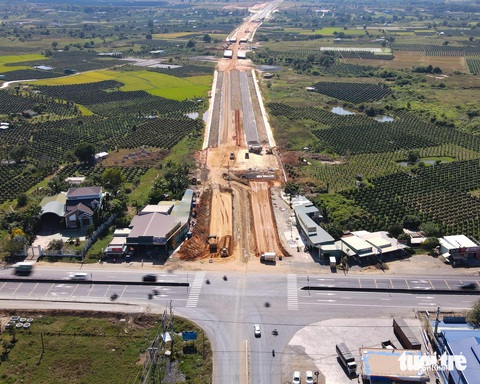 Bình Thuận: Đường 'xương cá' nối cao tốc đến biển đã lỗi hẹn- Ảnh 2. Dự án có nền đường rộng 37m, trong đó chiều rộng mặt đường 16m, dải phân cách giữa 9m, còn lại lề đường mỗi bên 6m.