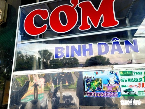 Mẫu quảng cáo game bắn cá cờ bạc chễm chệ tại một quán cơm ở TP Tuy Hòa (Phú Yên) - Ảnh: NGUYỄN HOÀNG Mẩu quảng cáo game bắn cá cờ bạc chễm chệ tại một quán cơm ở TP Tuy Hòa (Phú Yên) - Ảnh: NGUYỄN HOÀNG