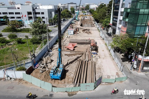 Lộ diện hầm chui giải tỏa kẹt xe cửa ngõ Tân Sơn Nhất- Ảnh 4. Phần hầm chui phía Trung tâm Quản lý bay được rào chắn kỹ lưỡng bởi vách tôn, máy móc, vật tư được tập kết bên trong. Khi thi công hầm phần kín, dự kiến cầu tạm 5 làn xe sẽ được lắp đặt trên đường Trần Quốc Hoàn để đảm bảo quá trình thi công không ảnh hưởng việc đi lại của người dân