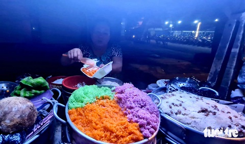 Sài Gòn dậy sớm - Kỳ 7: Những thúng xôi lót dạ lúc 4 giờ sáng- Ảnh 3. Để có được nhiều loại xôi thơm ngon như thế này, họ phải chuẩn bị nấu nướng từ lúc nửa đêm - Ảnh MẠNH DŨNG