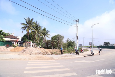 Đồng ý điều chỉnh 2 điểm di tích chúa Nguyễn bị xâm lấn ở Quảng Trị- Ảnh 1. 2 điểm di tích chúa Nguyễn do bị giao thông xâm lấn - Ảnh: HOÀNG TÁO