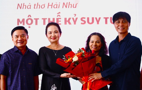 Nhà văn Bích Ngân (thứ hai từ trái qua) trao hoa cho con trai của nhà thơ Hải Như tại buổi tọa đàm Nhà thơ Hải Như, một thế kỷ suy tư - Ảnh: Hồ Lam Nhà văn Bích Ngân (thứ hai từ trái qua) trao hoa cho con trai của nhà thơ Hải Như tại buổi tọa đàm Nhà thơ Hải Như, một thế kỷ suy tư - Ảnh: Hồ Lam