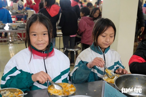 Vụ 11 học sinh ăn 2 gói mì chan cơm: Tiền trợ cấp sách vở mỗi thầy nói một kiểu?- Ảnh 1. Học sinh Trường phổ thông dân tộc bán trú tiểu học Hoàng Thu Phố 1 ăn bán trú buổi trưa 19-12 - Ảnh: NGUYÊN BẢO