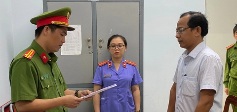 Khởi tố 5 cán bộ liên quan sai phạm trong quản lý đất ven biển Ninh Thuận- Ảnh 1. Cán bộ Cơ quan CSĐT Công an tỉnh Ninh Thuận tống đạt quyết định khởi tố bị can Nguyễn Tiến Thịnh - phó giám đốc chi nhánh Văn phòng đăng ký đất đai huyện Thuận Nam - Ảnh: Công an cung cấp