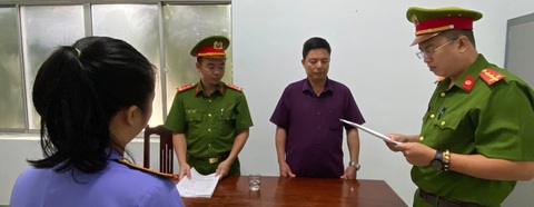 Khởi tố 5 cán bộ liên quan sai phạm trong quản lý đất ven biển Ninh Thuận- Ảnh 2. Cơ quan công an tống đạt quyết định khởi tố bị can Vũ Văn Quân, nguyên trưởng Phòng TN&MT huyện Thuận Nam - Ảnh: Công an cung cấp