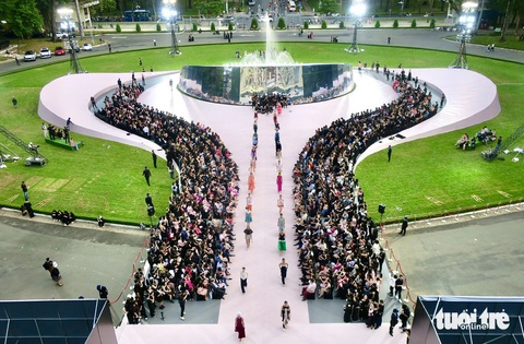 Sân khấu ELLE Fashion Show được thiết kế độc đáo trong khuôn viên di tích lịch sử Dinh Độc Lập - Ảnh: T.T.D. Sân khấu ELLE Fashion Show được thiết kế độc đáo trong khuôn viên di tích lịch sử dinh Độc Lập - Ảnh: T.T.D.