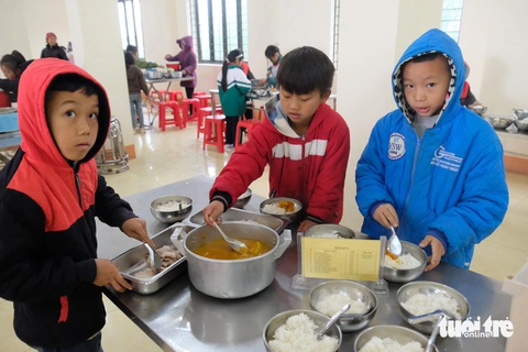 Thủ tướng yêu cầu rà soát suất ăn bán trú cho học sinh vùng cao- Ảnh 1. Học sinh Trường phổ thông dân tộc bán trú tiểu học Hoàng Thu Phố 1 (Lào Cai) với bữa ăn bán trú trưa 19-12 - Ảnh: NGUYÊN BẢO