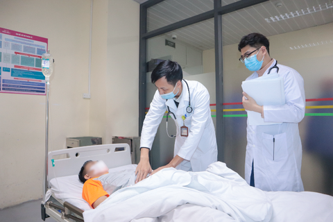 Bác sĩ Bệnh viện E thăm khám cho bệnh nhân đột quỵ não - Ảnh: BVCC Bác sĩ Bệnh viện E thăm khám cho bệnh nhân đột quỵ não - Ảnh: BVCC