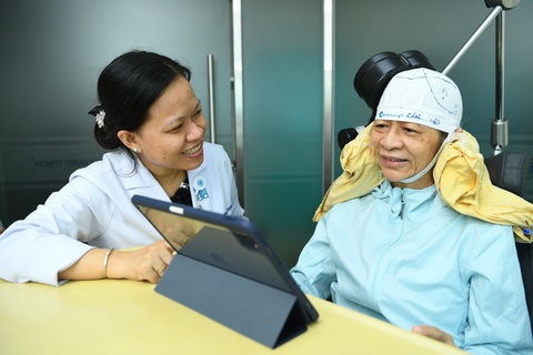 Chương trình tư vấn: Tại sao cần nhận biết, điều trị sớm sa sút trí tuệ?- Ảnh 2. BS CKII. Tống Mai Trang trò chuyện cùng người bệnh đang điều trị sa sút trí tuệ bằng phương pháp kích thích não sâu