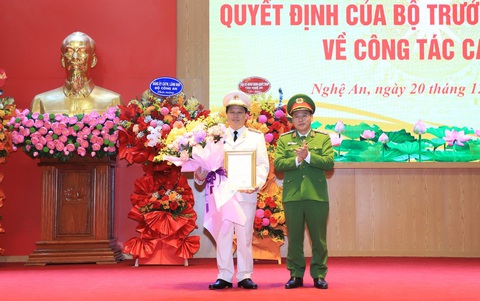 Nghệ An có tân giám đốc Công an tỉnh 46 tuổi- Ảnh 1. Trung tướng Nguyễn Văn Long - thứ trưởng Bộ Công an - trao quyết định điều động bổ nhiệm của bộ trưởng Bộ Công an cho đại tá Bùi Quang Thanh - Ảnh: DOÃN HÒA