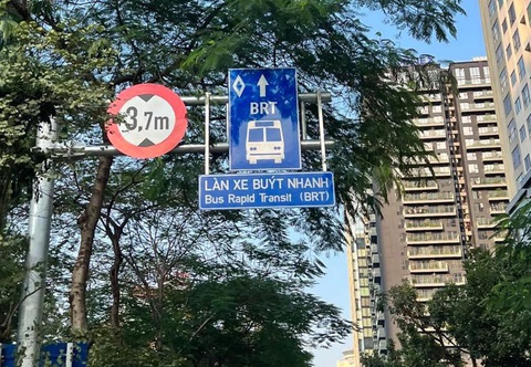 Vì sao Hà Nội tháo dỡ biển 'làn đường dành riêng BRT'?- Ảnh 2. Biển báo mới được thay thế của tuyến buýt nhanh BRT 01 - Ảnh: L.S.