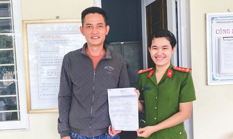 Chàng trai trả lại 260 triệu đồng cho người chuyển khoản nhầm- Ảnh 1. Anh Võ Văn Thinh đã chuyển khoản trả 260 triệu đồng cho người chuyển nhầm, anh rất vui khi trả lại tiền cho khổ chủ - Ảnh: CACC