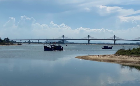Cứu bạn trượt chân giữa trời lạnh giá, nữ sinh lớp 7 và bạn chết đuối thương tâm- Ảnh 1. Đoạn sông Phú Thọ tiếp giáp cửa biển Cửa Đại, nơi hai em học sinh lớp 7 chết đuối thương tâm - Ảnh: TR.M.
