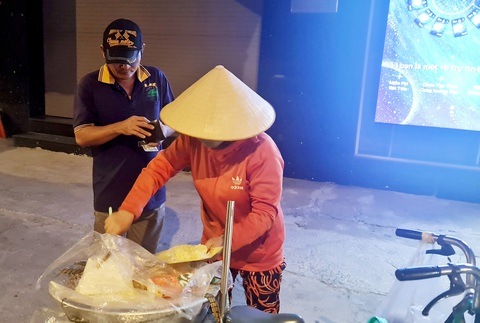 Mới gần 5 giờ sáng, chị Dung đã có khách là tài xế dừng lại mua xôi của mình - Ảnh: MẠNH DŨNG Mới gần 5 giờ sáng, chị Dung đã có khách là tài xế dừng lại mua xôi của mình - Ảnh: MẠNH DŨNG