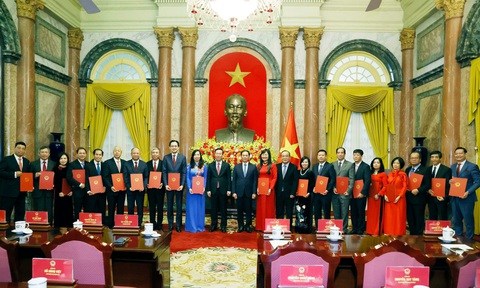 Chủ tịch nước phong hàm đại sứ cho 20 nhà ngoại giao- Ảnh 4. Chủ tịch nước Võ Văn Thưởng trao quyết định phong hàm đại sứ cho 20 nhà ngoại giao ngày 20-12 - Ảnh: TTXVN