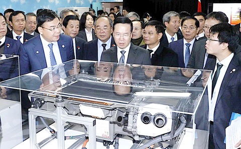 Chủ tịch nước Võ Văn Thưởng thăm một số cơ sở khoa học và giáo dục tại tỉnh Fukuoka, Nhật Bản - Ảnh: TTXVN Chủ tịch nước Võ Văn Thưởng thăm một số cơ sở khoa học và giáo dục tại tỉnh Fukuoka, Nhật Bản - Ảnh: TTXVN