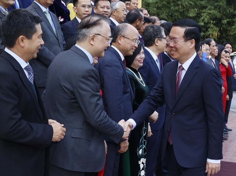 Chủ tịch nước phong hàm đại sứ cho 20 nhà ngoại giao- Ảnh 1. Chủ tịch nước Võ Văn thưởng bắt tay các đại sứ, trưởng cơ quan đại diện Việt Nam tại nước ngoài chiều 20-12 - Ảnh: TTXVN