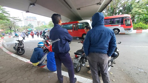 Đến gần trưa, nhiều người vẫn ngóng ra đường đợi việc Đến gần trưa, nhiều người vẫn ngóng ra đường đợi việc