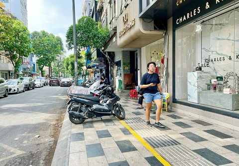 Quận 1 (TP.HCM) kẻ vạch vỉa hè đường Nguyễn Trãi để người dân đậu xe máy miễn phí, tự quản - Ảnh: CHÂU TUẤN Quận 1 (TP.HCM) kẻ vạch vỉa hè đường Nguyễn Trãi để người dân đậu xe máy miễn phí, tự quản - Ảnh: CHÂU TUẤN