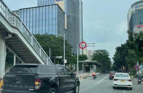 Vì sao Hà Nội tháo dỡ biển 'làn đường dành riêng BRT'?- Ảnh 1. Các biển báo của tuyến buýt nhanh BRT bị tháo dỡ - Ảnh: NGỌC HẢI