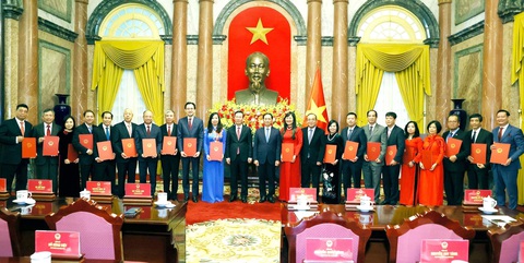 Chủ tịch nước Võ Văn Thưởng trao quyết định phong hàm đại sứ cho 20 nhà ngoại giao vào ngày 20-12 - Ảnh: TTXVN Chủ tịch nước Võ Văn Thưởng trao quyết định phong hàm đại sứ cho 20 nhà ngoại giao vào ngày 20-12 - Ảnh: TTXVN